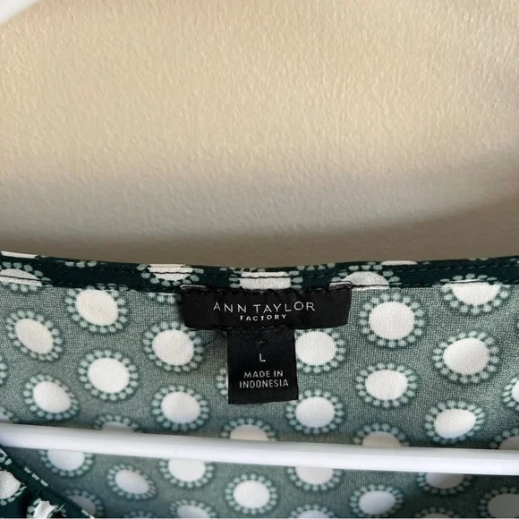 Ann Taylor Green Patterned Sleeveless Career Tank Top - Picture 3 of 5